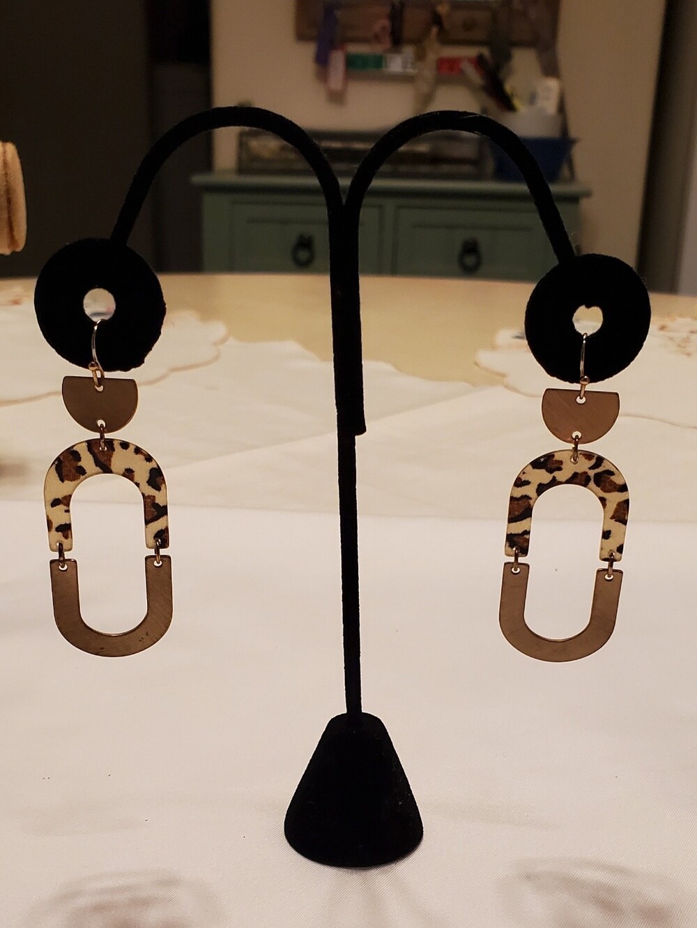 Leopard Print Acrylic Resin And Gold Brushed Oval Link Fish Hook Earrings New - Picture 3 of 5